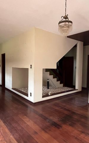 Casa à venda com 329m², 4 quartos e 6 vagasSala