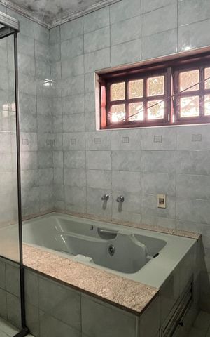 Casa à venda com 329m², 4 quartos e 6 vagasBanheiro da Suíte 1