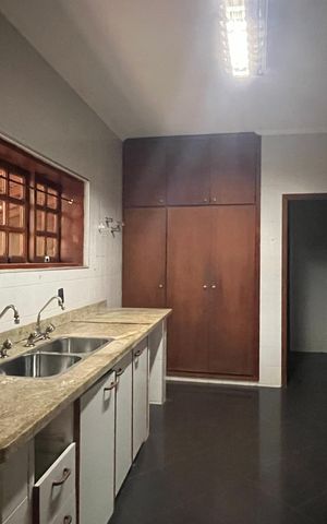 Casa à venda com 329m², 4 quartos e 6 vagasCozinha