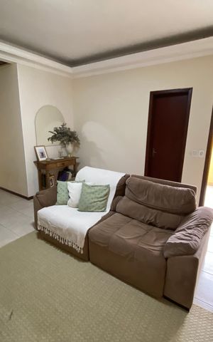 Casa à venda com 360m², 5 quartos e 4 vagas Casa à venda com 360m², 5 quartos e 4 vagasSala