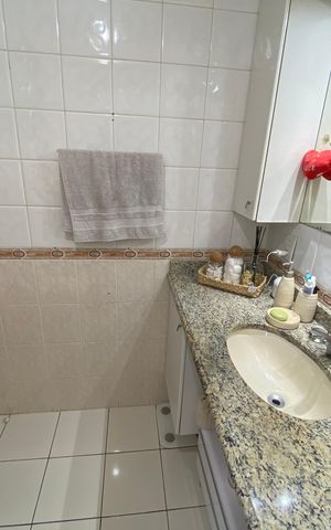 Casa à venda com 360m², 5 quartos e 4 vagas Casa à venda com 360m², 5 quartos e 4 vagasBanheiro Suite