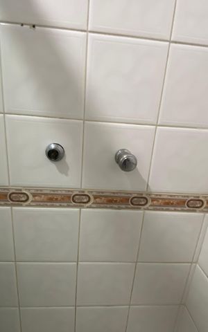 Casa à venda com 360m², 5 quartos e 4 vagas Casa à venda com 360m², 5 quartos e 4 vagasBanheiro 2