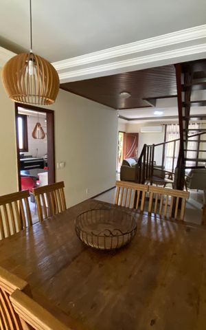 Casa à venda com 360m², 5 quartos e 4 vagas Casa à venda com 360m², 5 quartos e 4 vagasSala