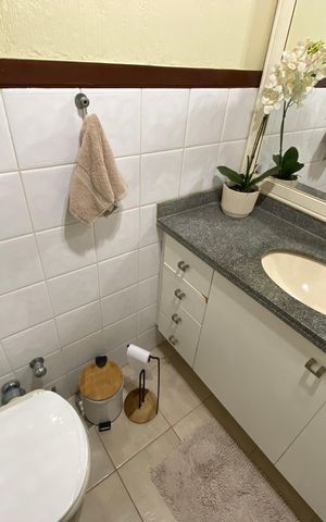 Casa à venda com 360m², 5 quartos e 4 vagas Casa à venda com 360m², 5 quartos e 4 vagasLavabo