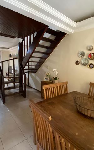 Casa à venda com 360m², 5 quartos e 4 vagas Casa à venda com 360m², 5 quartos e 4 vagasSala