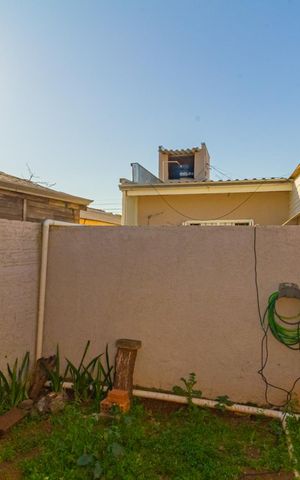 Casa à venda com 350m², 5 quartos e 3 vagas Casa à venda com 350m², 5 quartos e 3 vagasVista do Quarto 2 da Casa 2