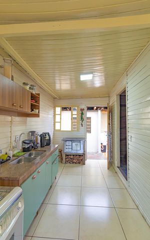 Casa à venda com 350m², 5 quartos e 3 vagas Casa à venda com 350m², 5 quartos e 3 vagasCozinha/Casa 2