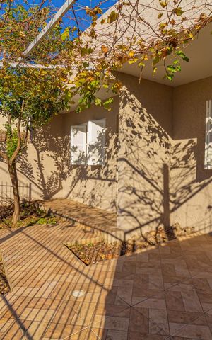 Casa à venda com 350m², 5 quartos e 3 vagas Casa à venda com 350m², 5 quartos e 3 vagasÁrea externa