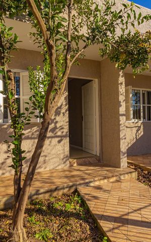 Casa à venda com 350m², 5 quartos e 3 vagas Casa à venda com 350m², 5 quartos e 3 vagasFachada