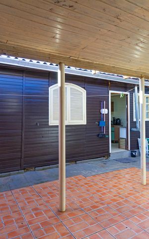 Casa à venda com 350m², 5 quartos e 3 vagas Casa à venda com 350m², 5 quartos e 3 vagasVaranda/Casa 2