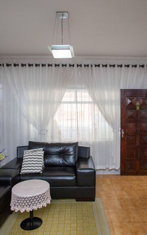 Casa à venda com 232m², 4 quartos e 2 vagasSala