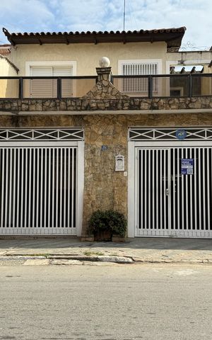 Casa à venda com 200m², 3 quartos e 3 vagasFachada e Placa