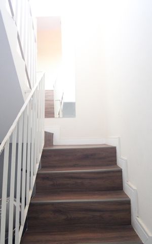 Casa para alugar com 200m², 3 quartos e 2 vagasEscada
