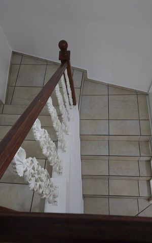 Casa à venda com 159m², 2 quartos e 2 vagas Casa à venda com 159m², 2 quartos e 2 vagasEscadas da Sala 1