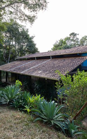 Casa à venda com 500m², 3 quartos e 6 vagas Casa à venda com 500m², 3 quartos e 6 vagasFachada
