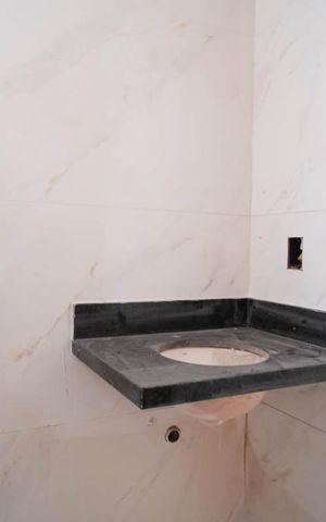 Casa à venda com 79m², 2 quartos e 2 vagasBanheiro da Suíte 1