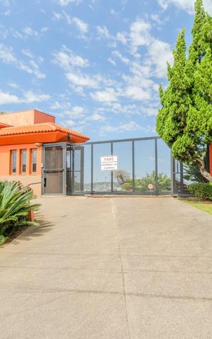 Casa de condomínio à venda com 382m², 3 quartos e 2 vagas Casa de condomínio à venda com 382m², 3 quartos e 2 vagasFachada