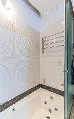 Casa de condomínio à venda com 382m², 3 quartos e 2 vagasBanheiro da Suíte