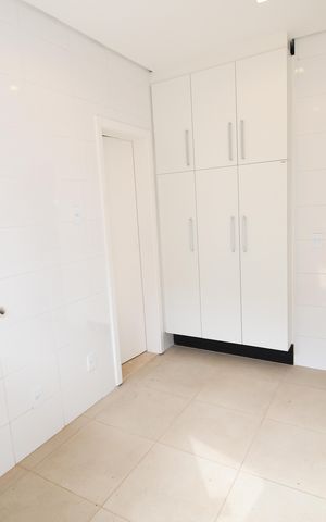Casa de condomínio à venda com 402m², 4 quartos e 4 vagasÁrea de Serviço
