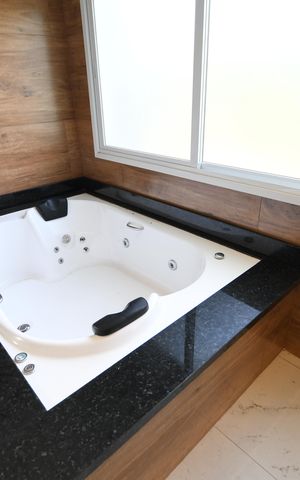 Casa de condomínio à venda com 402m², 4 quartos e 4 vagasBanheiro Quarto 1 - Suíte