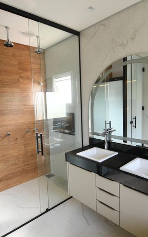 Casa de condomínio à venda com 402m², 4 quartos e 4 vagasBanheiro Quarto 1 - Suíte