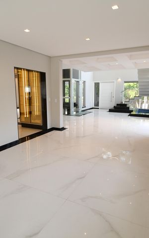 Casa de condomínio à venda com 402m², 4 quartos e 4 vagasSala 1