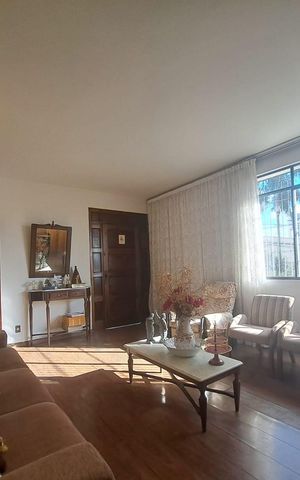 Casa à venda com 360m², 4 quartos e 4 vagasSala