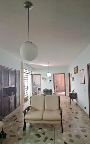 Casa à venda com 360m², 4 quartos e 4 vagasSala