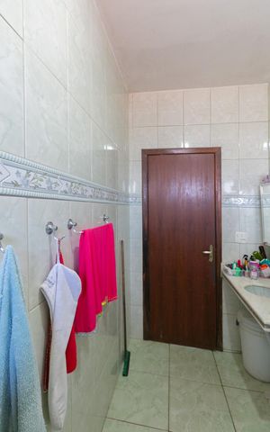 Casa à venda com 360m², 5 quartos e 4 vagas Casa à venda com 360m², 5 quartos e 4 vagasBanheiro 2
