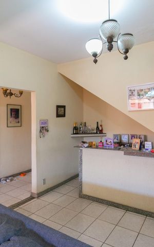 Casa à venda com 360m², 5 quartos e 4 vagas Casa à venda com 360m², 5 quartos e 4 vagasSala