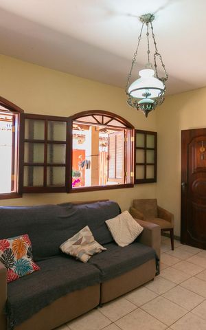 Casa à venda com 360m², 5 quartos e 4 vagas Casa à venda com 360m², 5 quartos e 4 vagasSala
