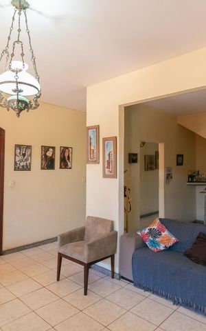 Casa à venda com 360m², 5 quartos e 4 vagas Casa à venda com 360m², 5 quartos e 4 vagasSala
