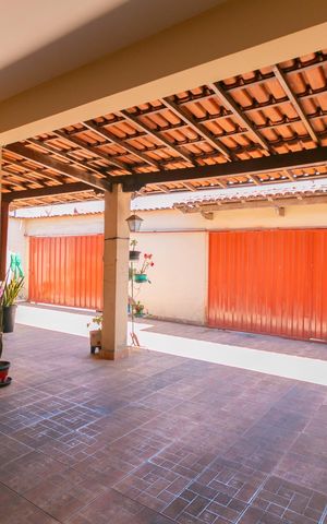 Casa à venda com 360m², 5 quartos e 4 vagas Casa à venda com 360m², 5 quartos e 4 vagasGaragem