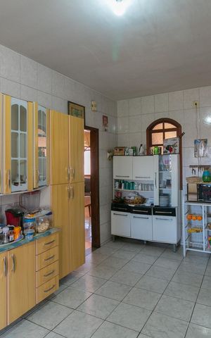 Casa à venda com 360m², 5 quartos e 4 vagas Casa à venda com 360m², 5 quartos e 4 vagasCozinha