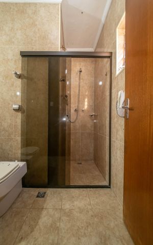 Casa à venda com 260m², 3 quartos e 9 vagasBanheiro da Suíte