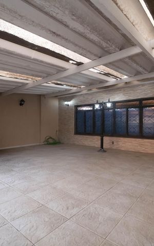 Casa à venda com 260m², 3 quartos e 9 vagasGaragem Frente