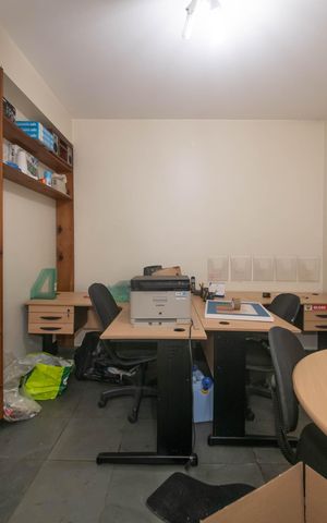 Casa à venda com 260m², 3 quartos e 9 vagasEscritório