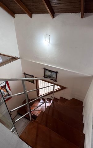 Casa à venda com 150m², 3 quartos e 2 vagasEscada