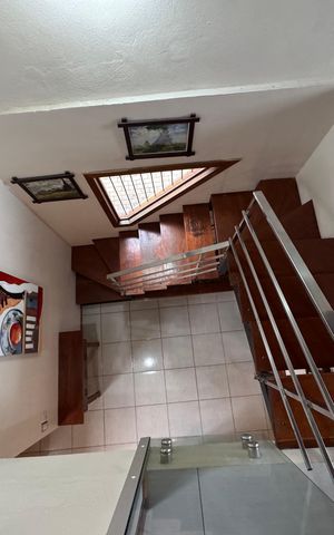 Casa à venda com 150m², 3 quartos e 2 vagasEscada