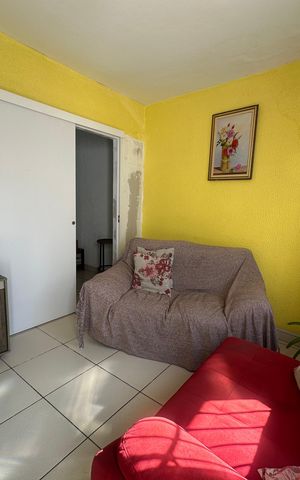 Casa à venda com 176m², 2 quartos e 2 vagas Casa à venda com 176m², 2 quartos e 2 vagasSala