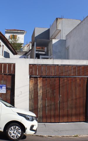 Casa à venda com 176m², 2 quartos e 2 vagas Casa à venda com 176m², 2 quartos e 2 vagasFachada