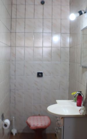Casa à venda com 176m², 2 quartos e 2 vagas Casa à venda com 176m², 2 quartos e 2 vagasBanheiro