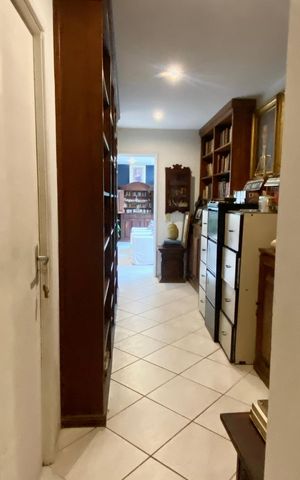 Apartamento à venda com 647m², 6 quartos e 3 vagas Apartamento à venda com 647m², 6 quartos e 3 vagasBiblioteca