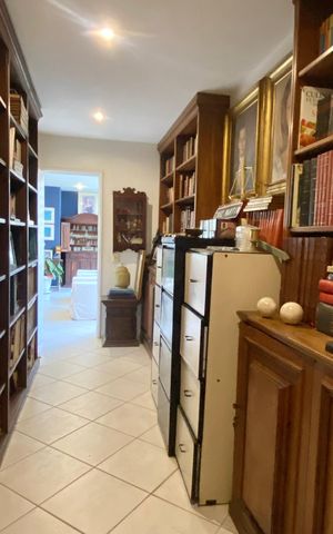 Apartamento à venda com 647m², 6 quartos e 3 vagas Apartamento à venda com 647m², 6 quartos e 3 vagasBiblioteca