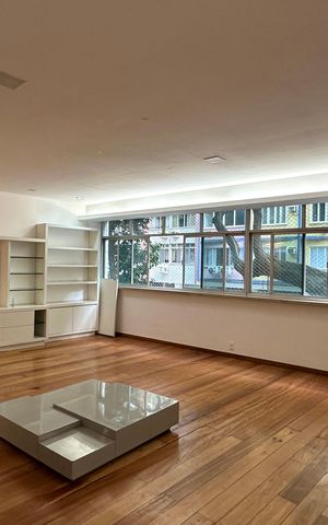 Apartamento à venda com 267m², 4 quartos e 1 vaga Apartamento à venda com 267m², 4 quartos e 1 vagaSala