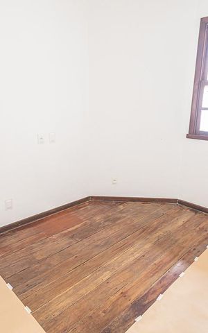 Casa à venda com 300m², 6 quartos e 4 vagas Casa à venda com 300m², 6 quartos e 4 vagasQuarto 1