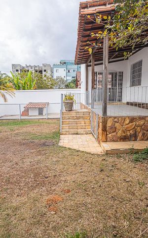 Casa à venda com 300m², 6 quartos e 4 vagas Casa à venda com 300m², 6 quartos e 4 vagasQuintal