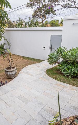 Casa à venda com 300m², 6 quartos e 4 vagas Casa à venda com 300m², 6 quartos e 4 vagasQuintal