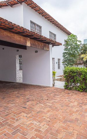 Casa à venda com 300m², 6 quartos e 4 vagas Casa à venda com 300m², 6 quartos e 4 vagasGaragem