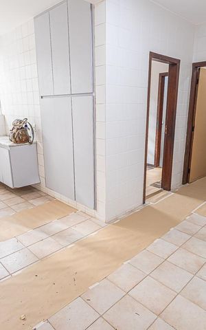 Casa à venda com 300m², 6 quartos e 4 vagas Casa à venda com 300m², 6 quartos e 4 vagasÁrea de Serviço
